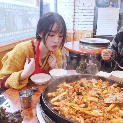 Cô gái 24 tuổi đột nhiên đau bụng dữ dội sau khi ăn thịt nướn